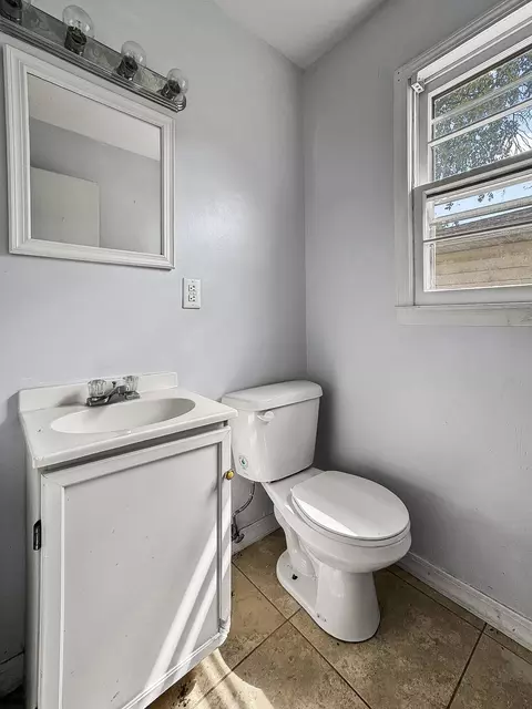 Bath - 1317 E Cambridge St, Springfield, MO 65804 photo 3 of 3