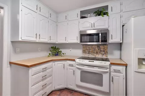Kitchen - 2082 W Trevor Trl, Ozark, MO 65721 photo 1 of 4