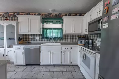 Kitchen - 330 Cedar View Ln, Clever, MO 65631 photo 4 of 4