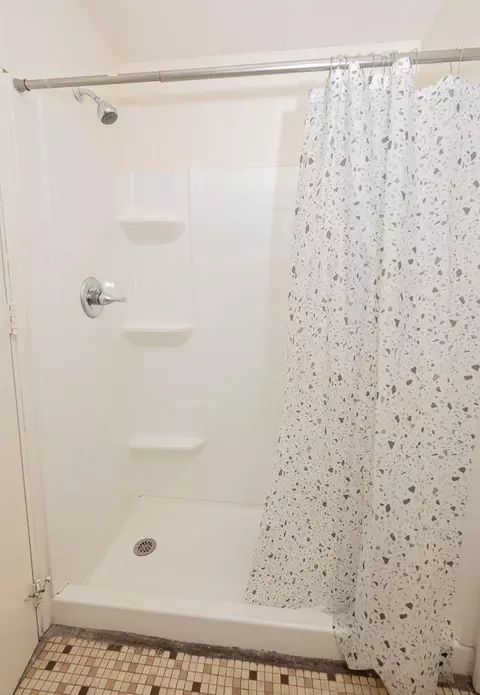 Bath - 2516 S Weaver Ave, Springfield, MO 65807 photo 3 of 5