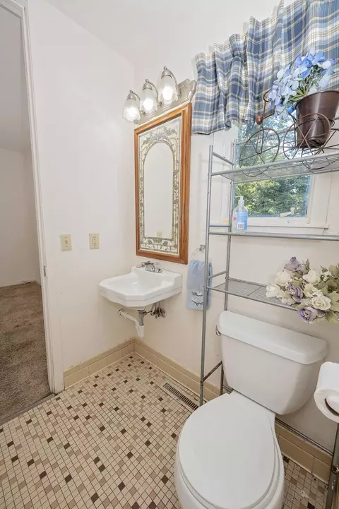 Bath - 2516 S Weaver Ave, Springfield, MO 65807 photo 2 of 5