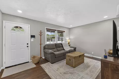 Entry Way - 1112 E Mcclernon St, Springfield, MO 65803 photo 1 of 1
