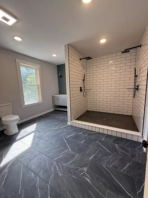 Bath - 402 E Olive St, Bolivar, MO 65613 photo 2 of 4