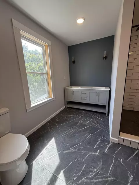 Bath - 402 E Olive St, Bolivar, MO 65613 photo 4 of 4