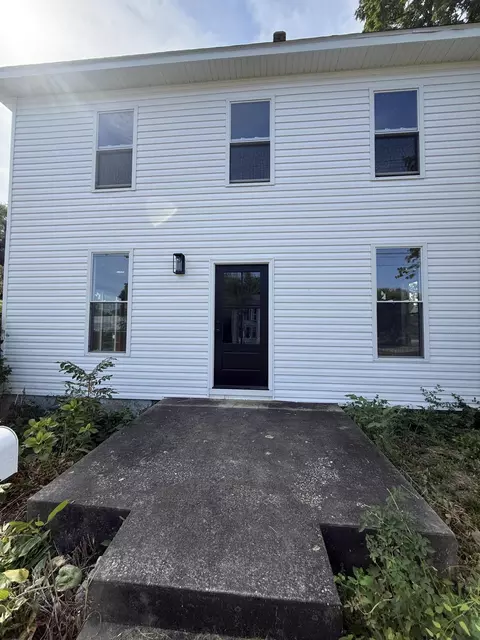 Exterior - 402 E Olive St, Bolivar, MO 65613 photo 3 of 6