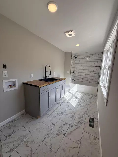 Bath - 402 E Olive St, Bolivar, MO 65613 photo 1 of 4