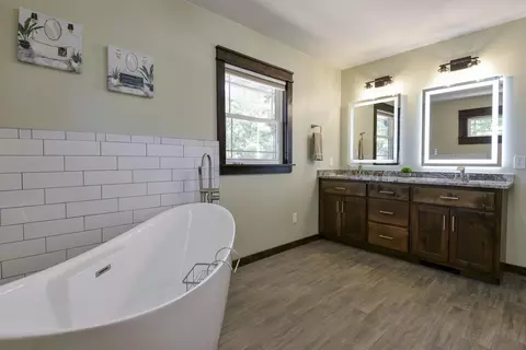 Bath - 303 Bayshore St, Shell Knob, MO 65747 photo 4 of 7