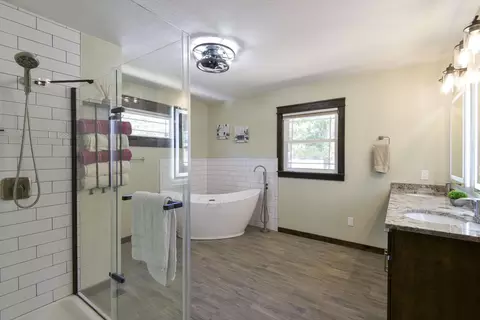 Bath - 303 Bayshore St, Shell Knob, MO 65747 photo 2 of 7