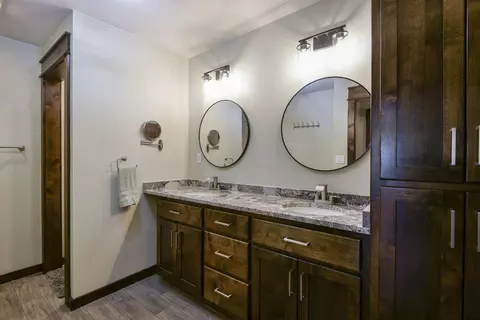 Bath - 303 Bayshore St, Shell Knob, MO 65747 photo 5 of 7