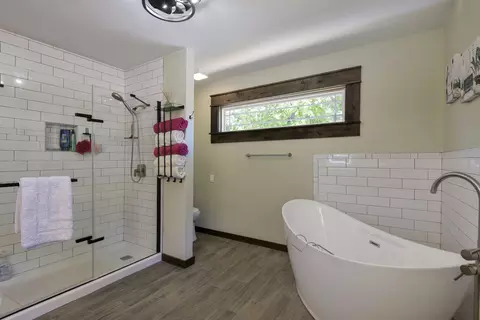 Bath - 303 Bayshore St, Shell Knob, MO 65747 photo 3 of 7
