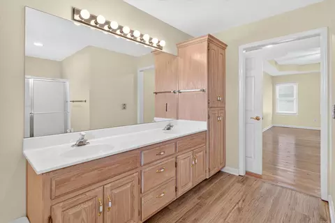 Bath - 1333 W Edgewood St, Springfield, MO 65807 photo 3 of 4