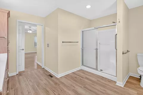 Bath - 1333 W Edgewood St, Springfield, MO 65807 photo 2 of 4