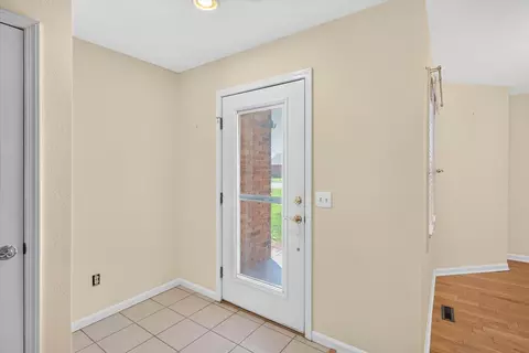 Entry Way - 1333 W Edgewood St, Springfield, MO 65807 photo 1 of 2