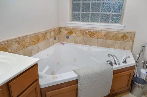Bath - 725 S Christopher Ave, Springfield, MO 65802 photo 2 of 5
