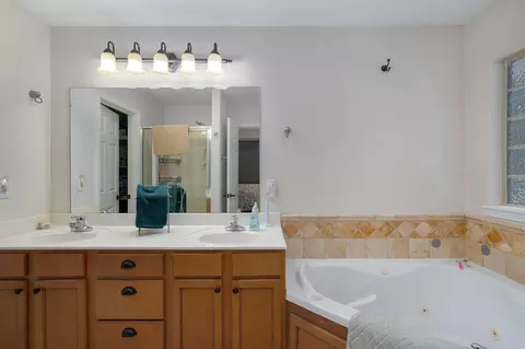 Bath - 725 S Christopher Ave, Springfield, MO 65802 photo 1 of 5