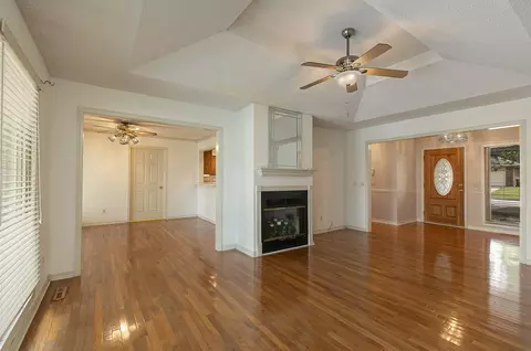 Living - 4035 S Parkcrest Ave, Springfield, MO 65810 photo 3 of 5