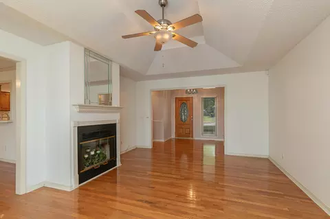 Living - 4035 S Parkcrest Ave, Springfield, MO 65810 photo 2 of 5