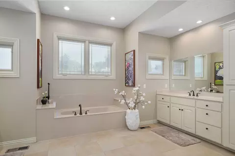 Bath - 3820 E Rosebrier St, Springfield, MO 65809 photo 1 of 5
