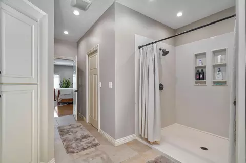 Entry Way - 3820 E Rosebrier St, Springfield, MO 65809 photo 3 of 5