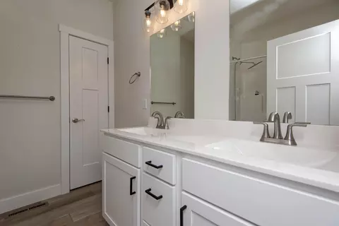 Bath - 199 Rockridge Rd, Branson, MO 65616 photo 3 of 3