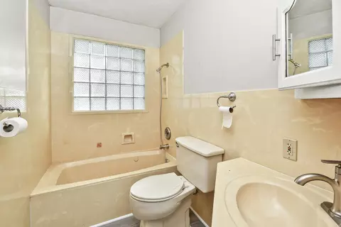 Bath - 1929 S Fairway Ave, Springfield, MO 65804 photo 3 of 4
