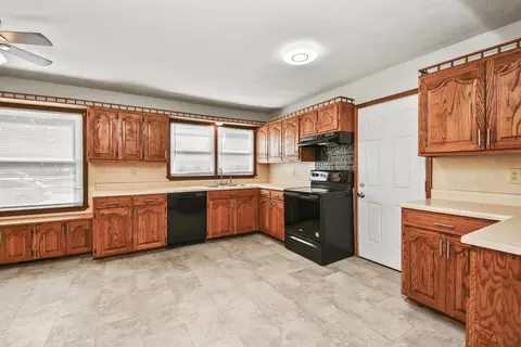 Kitchen - 1929 S Fairway Ave, Springfield, MO 65804 photo 2 of 7