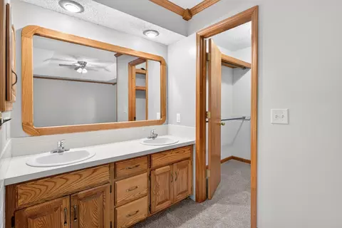 Bath - 3447 S Valley View Ave, Springfield, MO 65804 photo 2 of 3