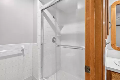 Bath - 3447 S Valley View Ave, Springfield, MO 65804 photo 3 of 3