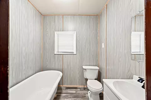 Bath - 700 Frisco St, Monett, MO 65708 photo 3 of 3