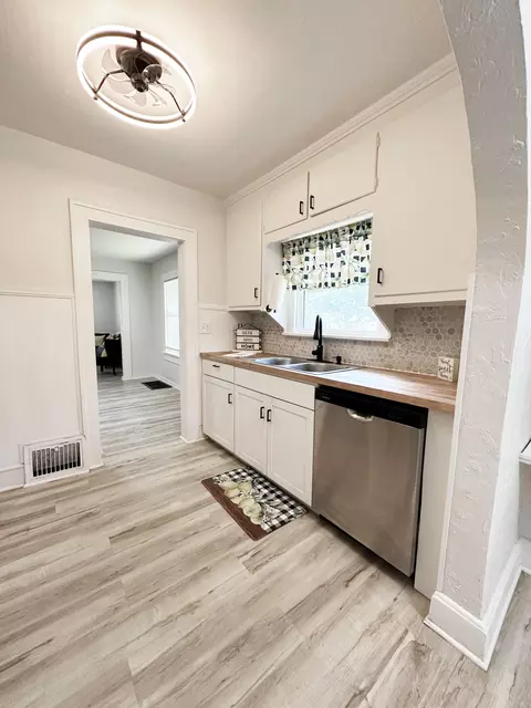Kitchen - 1183 S Pennsylvania Ave, Springfield, MO 65807 photo 4 of 7