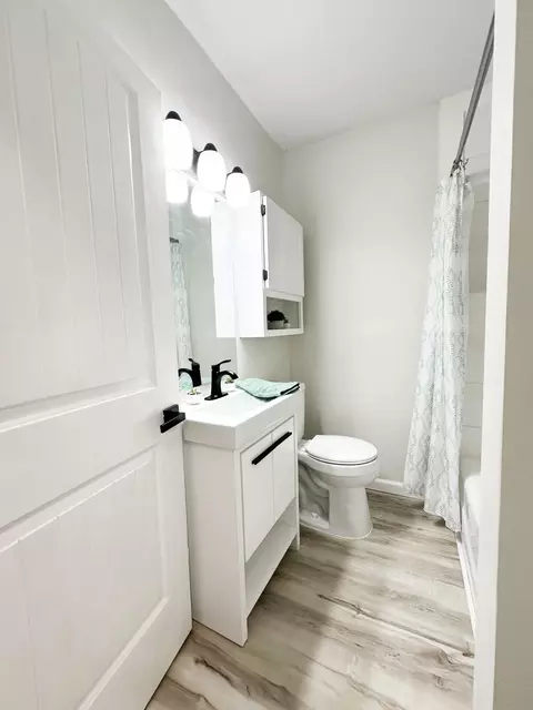 Bath - 1183 S Pennsylvania Ave, Springfield, MO 65807 photo 1 of 4