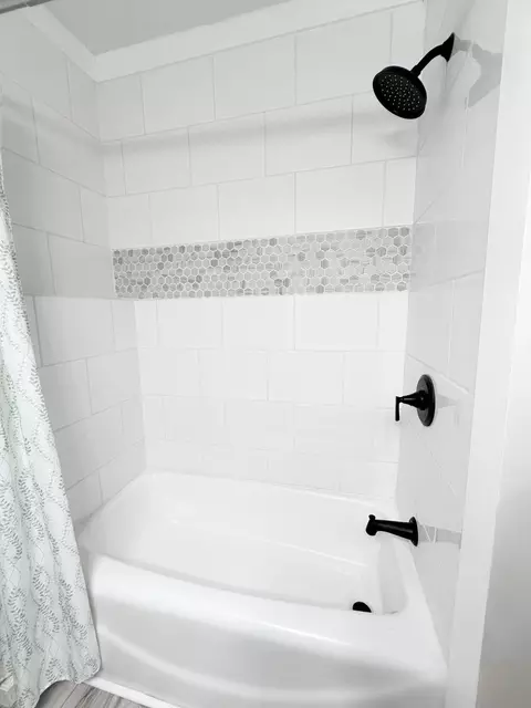 Bath - 1183 S Pennsylvania Ave, Springfield, MO 65807 photo 3 of 4