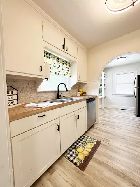 Kitchen - 1183 S Pennsylvania Ave, Springfield, MO 65807 photo 2 of 7