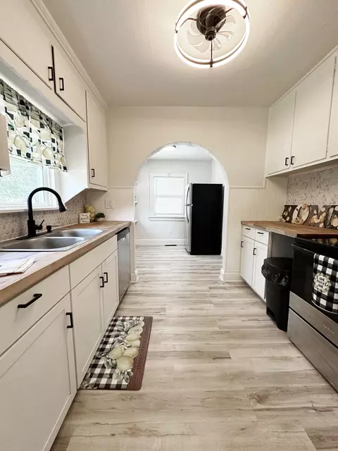 Kitchen - 1183 S Pennsylvania Ave, Springfield, MO 65807 photo 5 of 7