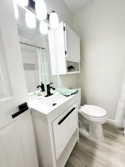 Bath - 1183 S Pennsylvania Ave, Springfield, MO 65807 photo 2 of 4