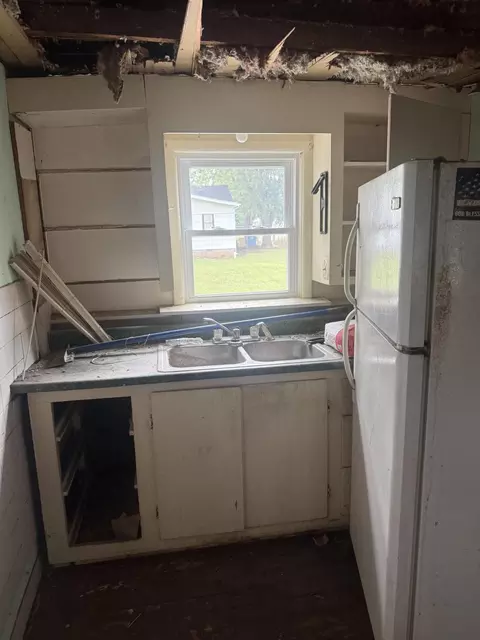 Kitchen - 2050 N Nettleton Ave, Springfield, MO 65803 photo 2 of 3
