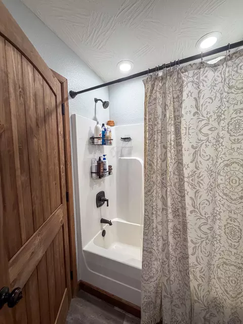 Bath - 105 Boroughs St, Cabool, MO 65689 photo 3 of 4