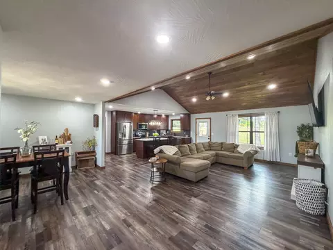 Living - 105 Boroughs St, Cabool, MO 65689 photo 1 of 2