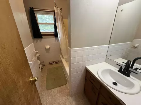 Bath - 222 S Ken Ave, Springfield, MO 65802 photo 3 of 4