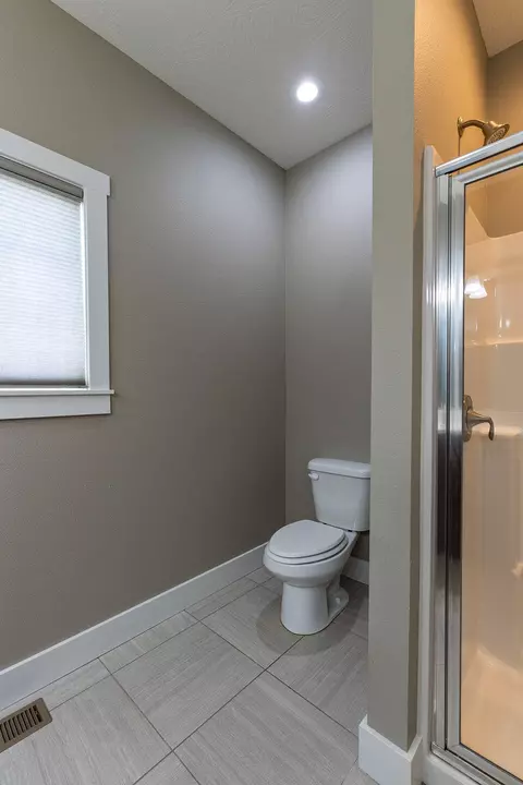 Bath - 121 Southern Fields Cir, Clever, MO 65631 photo 4 of 5