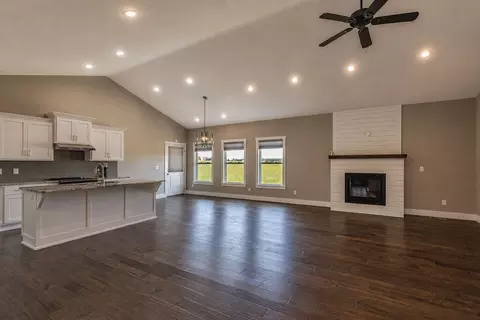 Living - 121 Southern Fields Cir, Clever, MO 65631 photo 1 of 3