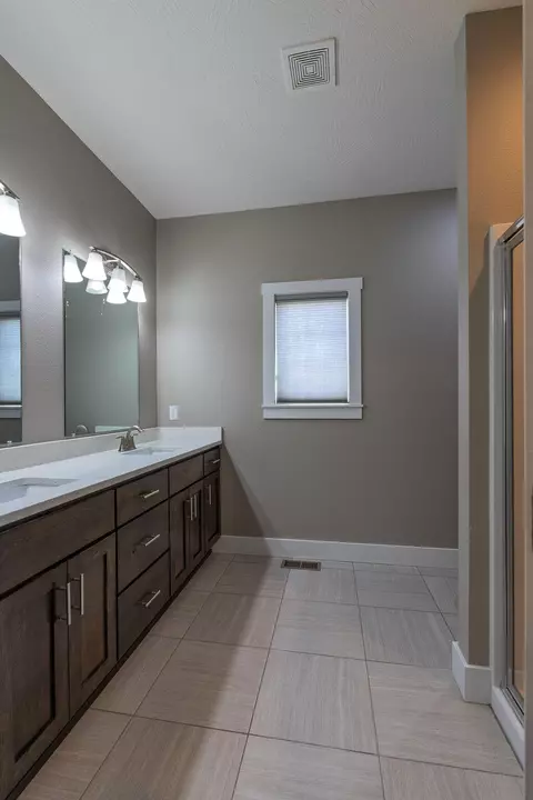 Bath - 121 Southern Fields Cir, Clever, MO 65631 photo 2 of 5
