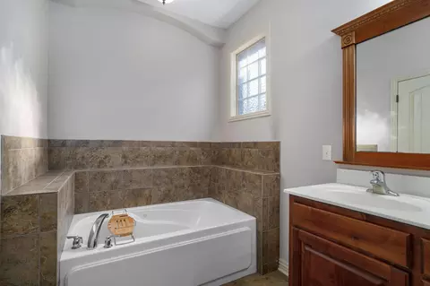 Bath - 3192 W Melbourne St, Springfield, MO 65810 photo 2 of 3