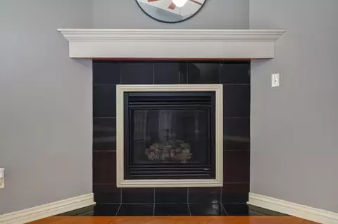 Living - 3192 W Melbourne St, Springfield, MO 65810 photo 4 of 4