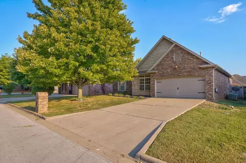 Exterior - 3192 W Melbourne St, Springfield, MO 65810 photo 2 of 8