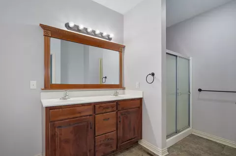 Bath - 3192 W Melbourne St, Springfield, MO 65810 photo 1 of 3