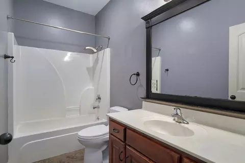 Bath - 3192 W Melbourne St, Springfield, MO 65810 photo 3 of 3