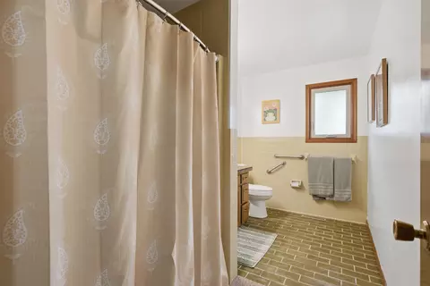Bath - 1240 S Arcadia Ave, Springfield, MO 65804 photo 2 of 3