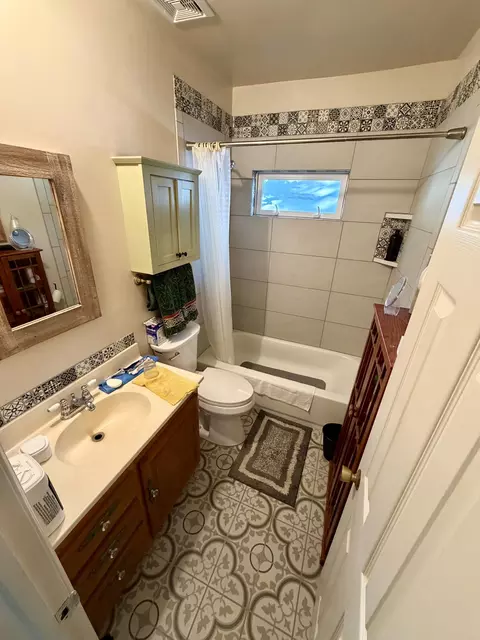 Bath - 611 Spruce St, Thayer, MO 65791 photo 1 of 1