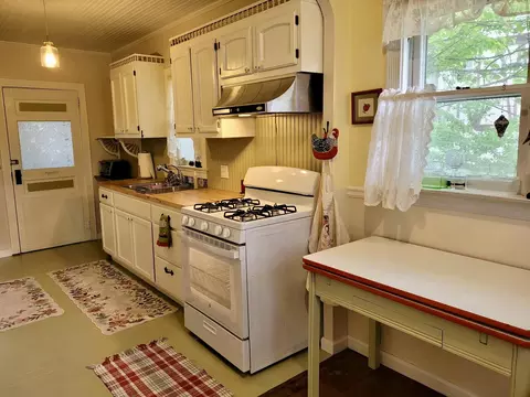 Kitchen - 611 Spruce St, Thayer, MO 65791 photo 1 of 4